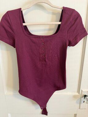 SO Ribbed Square Neck Bodysuit | Size M | Mauve Short Sleeve Henley